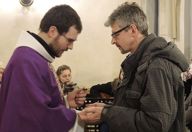 W Światowym Dniu Chorego o. Wit Chlondowski OFM udzielał sakramentu namaszczenia chorych w kościele Świętego Krzyża w Cieszynie