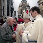  Podczas uroczystości sakrament namaszczenia przyjęło kilkuset chorych