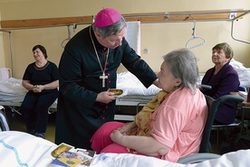  Odwiedzając chorych, bp Tomasik wręczał im książeczkę  „Ani dnia bez modlitwy” z tekstami sł. Bożego bp. Piotra Gołębiowskiego
