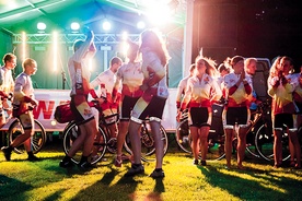  Zabawa podczas wieczoru powitalnego po przyjeździe do Kokotka rowerzystów NINIWA Team z sześciotygodniowej wyprawy „Radość Życia” na Wyspy Brytyjskie 