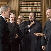 Zdjęcie z 2005 r. Ówczesny prezydent USA George W. Bush (pierwszy z lewej) z sędziami Sądu Najwyższego. Od lewej: John Paul Stevens, Ruth Bader Ginsburg, David Souter, Antonin Scalia, John Roberts i Sandra Day O'Connor