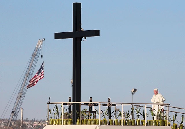 Przy krzyżach ustawionych na granicy meksykańsko-amerykańskiej Franciszek modlił się za tych, którzy zginęli w tym miejscu. Po Mszy św. papież odwiedził więzienie w Ciudad Juárez