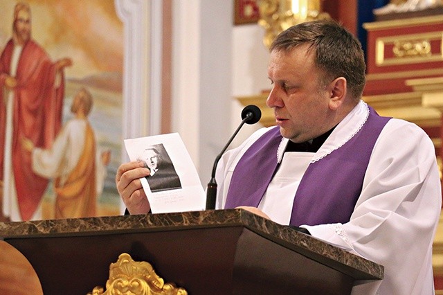 Podczas homilii ks. Wilk przeczytał ostatni list franciszkanina do rodziny