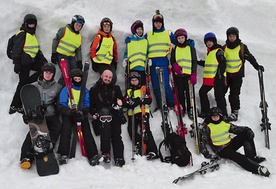  Obóz narciarski ks. Dominik Dryja (trzeci z lewej w dolnym rzędzie) zorganizował już nie pierwszy raz 