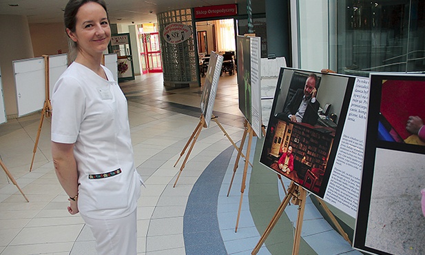 W holu Uniwersyteckiego Szpitala Klinicznego prezentowana jest wystawa, pokazująca osoby po przeszczepach nerek w ich codziennym życiu. Na zdjęciu dr Dorota Kamińska