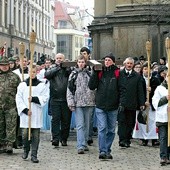  Już nie tylko w wielkich miastach, jak na przykład w Legnicy (na zdjęciu), odbywają się takie publiczne i dedykowane konkretnym grupom Drogi Krzyżowe