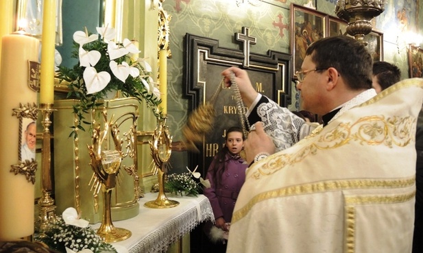 Ks. Stanisław Sadlik przy relikwiach św. Faustyny i św. Jana Pawła II