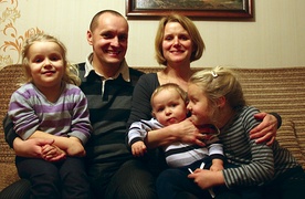  Bartosz jest szczęśliwym mężem Reginy i tatą Magdy, Julii i Janka.  Od 8 lat małżonkowie są na Drodze Neokatechumenalnej 
