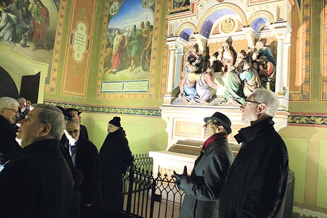 Członkowie Rady Fundacji oglądają kaplicę Wieczernika