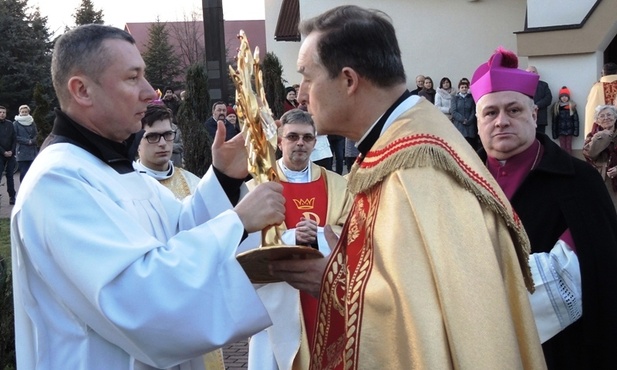 Ksiądz proboszcz Józef Zborek przyjmuje relikwiarz św. Jana Pawła II od ks. kustosza Romana Kanafka