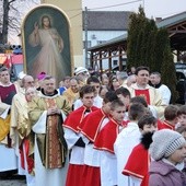 W procesji parafianie z Witkowic i ich goście wprowadzili Znaki Miłosierdzia do swojego kościoła