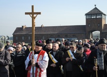 Ks. prałat Władysław Zązel niósł krzyż od pierwszej do ostatniej stacji nabożeństwa Drogi Krzyżowej w intencji trzeźwości