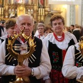 Z najwyższą czcią parafianie z Osieka powitali też relikwie świętych apostołów Bożego Miłosierdzia