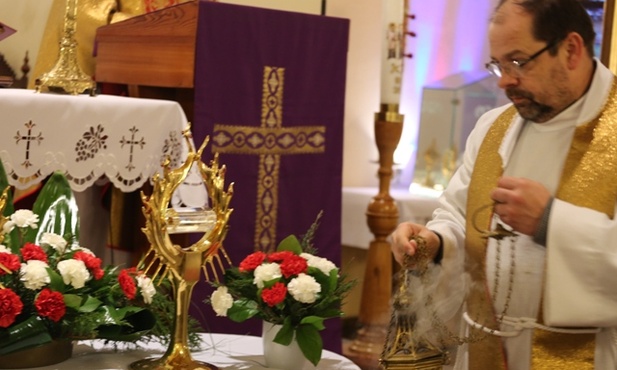 Ks. proboszcz Marian Mazurek podczas powitania relikwii św. Jana Pawła II i św. Faustyny
