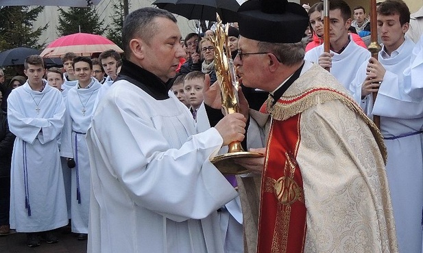 Ks. proboszcz Józef Pilch jak pierwszy przywitał Zanki Bożego Miłosierdzia Bulowicach