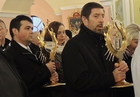 Reprezentanci parafian wnieśli relikwie św. Faustyny i św. Jana Pawła II