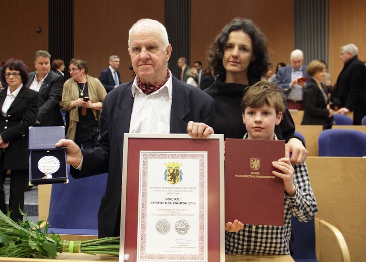 Nagrodę w imieniu nieobecnego ks. Jana Kaczkowskiego odebrali: ojciec Józef i siostrzeniec Jan