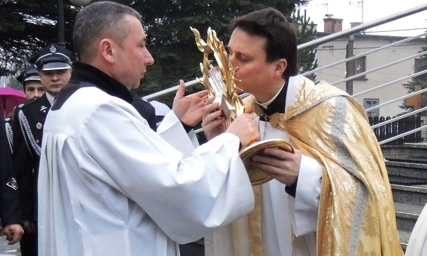 Ks. kustosz Roman Kanafek podaje ks. Jerzemu Ryłce relikiwe  św. Faustyny