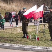  Podczas uroczystości żołnierze 22 Karpackiego Batalionu Piechoty Górskiej z Kłodzka zaciągnęli wartę honorową przy krzyżu upamiętniającym rotmistrza Witolda Pileckiego