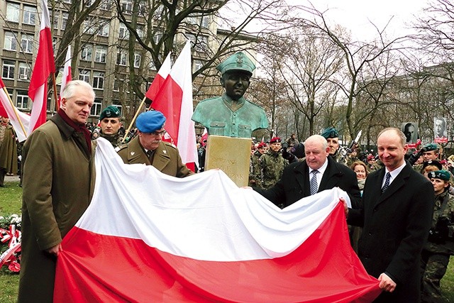 Popiersie Józefa Franczaka odsłonił jego syn Marek (drugi od prawej) wraz z reprezentantami prezydenta  i rządu – Wojciechem Kolarskim  i Jarosławem Gowinem