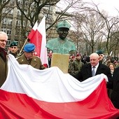 Popiersie Józefa Franczaka odsłonił jego syn Marek (drugi od prawej) wraz z reprezentantami prezydenta  i rządu – Wojciechem Kolarskim  i Jarosławem Gowinem