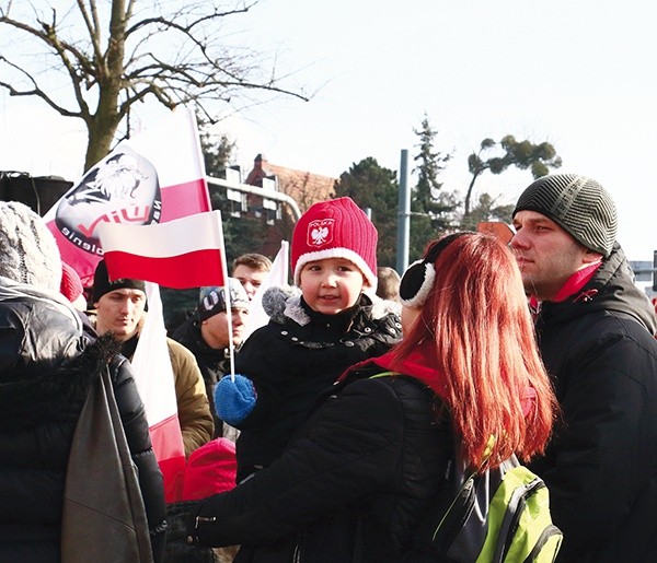 Maszerującym towarzyszyły hasła: „Bóg, Honor i Ojczyzna”; „Inko, Inko, zachowałaś się jak trzeba, dziś patrzysz na nas z nieba”; „O wyklętych pamiętamy, komunistom żyć nie damy”