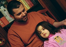 Assan (na zdjęciu z córką Muminą) i jego rodzina opuścili Krym dwa tygodnie po rosyjskim „referendum” w marcu 2014 r. Schronienie i pomoc znaleźli w Drohobyczu