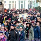 W obchodach uczestniczyli przedstawiciele władz, organizacje kombatanckie, duchowieństwo, stowarzyszenia, wspólnoty parafialne, poczty sztandarowe, uczniowie zielonogórskich szkół, żołnierze IV Zielonogórskiego Pułku Przeciwlotniczego oraz wielu harcerzy