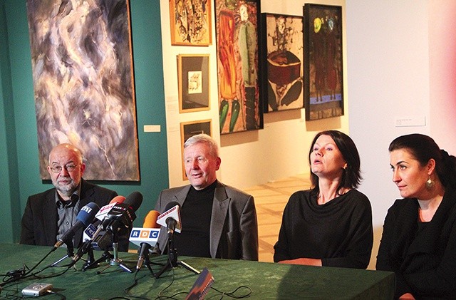  O wystawie opowiadali podczas konferencji prasowej (od lewej):  Mieczysław Szewczuk, Adam Zieleziński, Magdalena Kwiatkowska- -Rzodeczko, Ilona Pulnar-Ferdjani