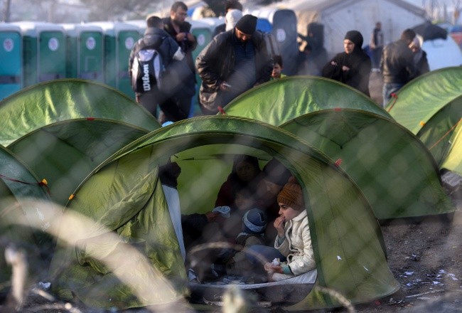 Tysiące migrantów na granicy macedońskiej