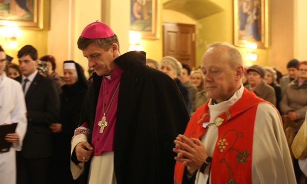 Wraz z parafianami powitali obraz Miłosiernego bp Roman Pindel i proboszcz ks. Jan Dewera