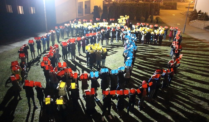 Nocą utworzyli żywe logo ŚDM
