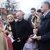 Ks. Eugeniusz Nycz przekazuje relikwie Apostołów Miłosierdzia rodzinom z Porąbki