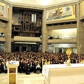 Adoracja i uwielbienie wypełniały 27 lutego sanktuarium św. Jana Pawła II 