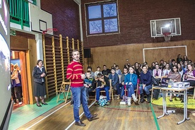  Wiele zjawisk w kosmosie czeka, aż je opiszecie i wytłumaczycie – mówił  do młodych dr Tomasz Rożek, fizyk, dziennikarz „Gościa Niedzielnego”. Wkrótce będzie prowadził w telewizji program popularnonaukowy „Sonda 2”