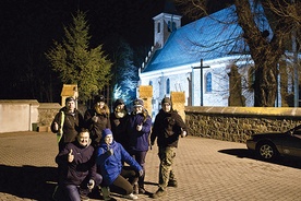 Sztab sochaczewskiej EDK przed kościołem w Kozłowie Biskupim