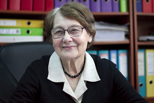 Anna Kozera, z wykształcenia biolog; była założycielką pracowni hydrobiologicznej w Petrochemii, radną miasta na początku  lat 90. XX w. Jest społeczniczką z krwi i kości; od 23 lat prowadzi Katolickie Stowarzyszenie  im. św. Brata Alberta