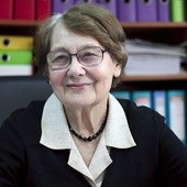 Anna Kozera, z wykształcenia biolog; była założycielką pracowni hydrobiologicznej w Petrochemii, radną miasta na początku  lat 90. XX w. Jest społeczniczką z krwi i kości; od 23 lat prowadzi Katolickie Stowarzyszenie  im. św. Brata Alberta