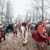 W ubiegłym roku w Chwalebne Misterium Męki Pańskiej zaangażowanych było ponad 100 osób z Piekar i okolic. W tym roku organizatorzy także zapowiadają bogatą scenografię, pasyjną oprawę muzyczną i klimat sprzyjający modlitwie