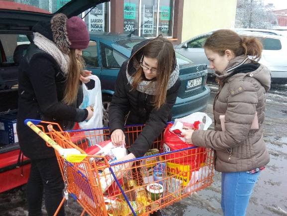 Uczniowie podzielili się z ubogimi