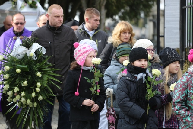 Ostatnie pożegnanie 9-letniej śp. Klaudii Pająk z Pisarzowic