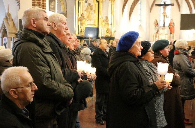 Siostry i bracia z legionów uczestniczą w Drodze Krzyżowej z lampionami