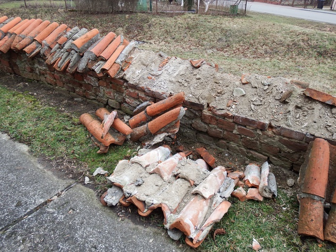 Zdewastowany mur w Krzyżanowie