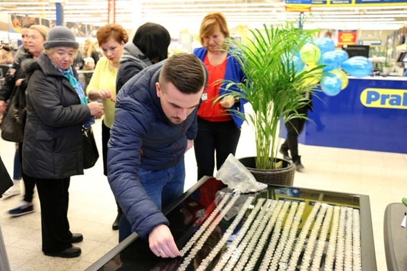 Chętnych do zapełniania kolejnych metrów taśmy nie brakowało