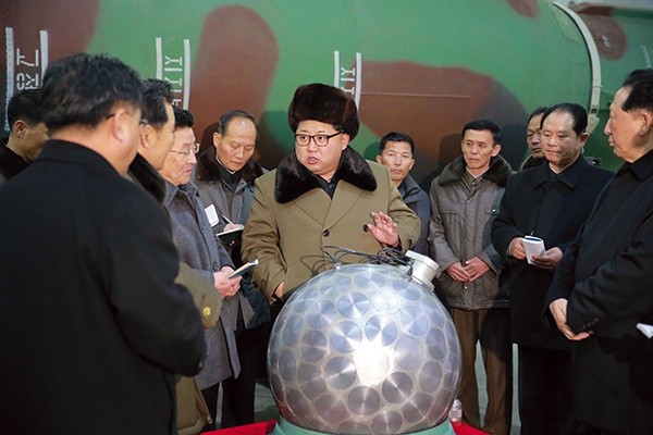 Przywódca Korei Północnej Kim Dzong Un podczas spotkania z naukowcami zaangażowanymi w badania nad bronią jądrową 