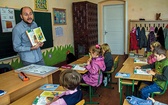 W szkole w Starej Hucie język polski jest obowiązkowy. Uczy się go prawie 200 uczniów. Tomasz z anielską cierpliwością przeprowadza ich przez rafy polszczyzny