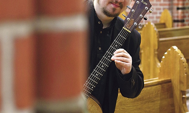 Patryk Filipowicz
Gitarzysta posługujący się techniką fingerstyle, pozwalającą na jednoczesne prowadzenie kilku głosów. Gra m.in. z Grzegorzem Majzlem oraz zespołami Dobre Ludzie i Blues Bazar. Strona internetowa: filipowicz.art.pl.