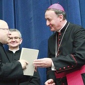 Bp Andrzej Jeż wręczył jubilatowi księgę pamiątkową