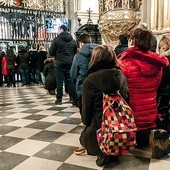 Maturzyści z diecezji gliwickiej przed Cudownym Obrazem na Jasnej Górze