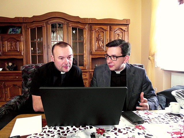 Ks. Artur Pytel (z lewej)  i ks. Michał Zurzycki podczas  pracy nad organizacją  wydarzenia  